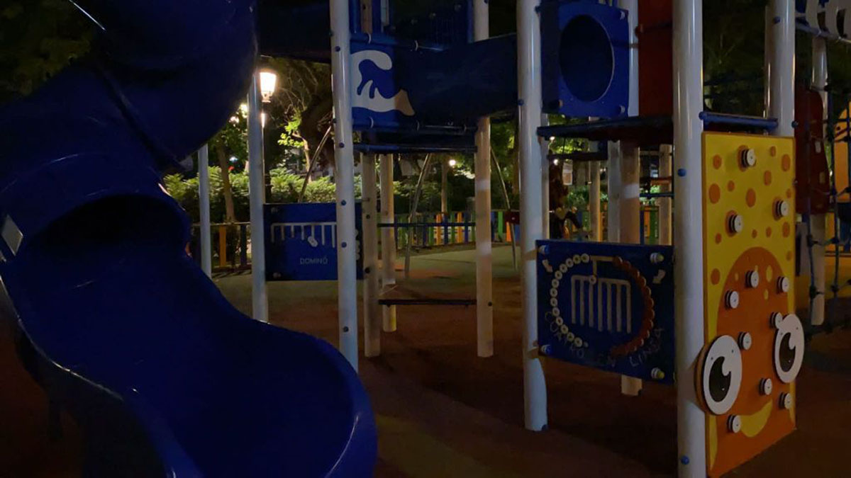 parque infantil nuevo con escaso alumbrado