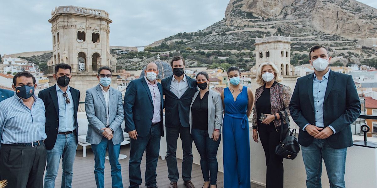 Iván Espinosa en su visita a Alicante, con el CEP y los diputados nacionales y autonómicos