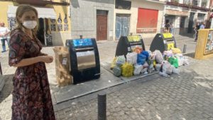 Cristina Peláez observa la basura a plena luz del día.