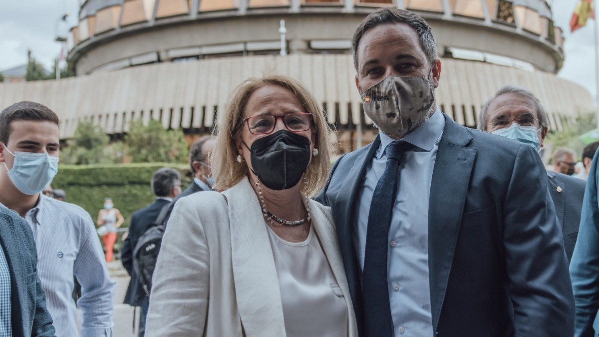 Lourdes Méndez con Santiago Abascal en el Constitucional