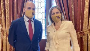 Gonzalo Polavieja y Cristina Peláez en el salón de plenos.