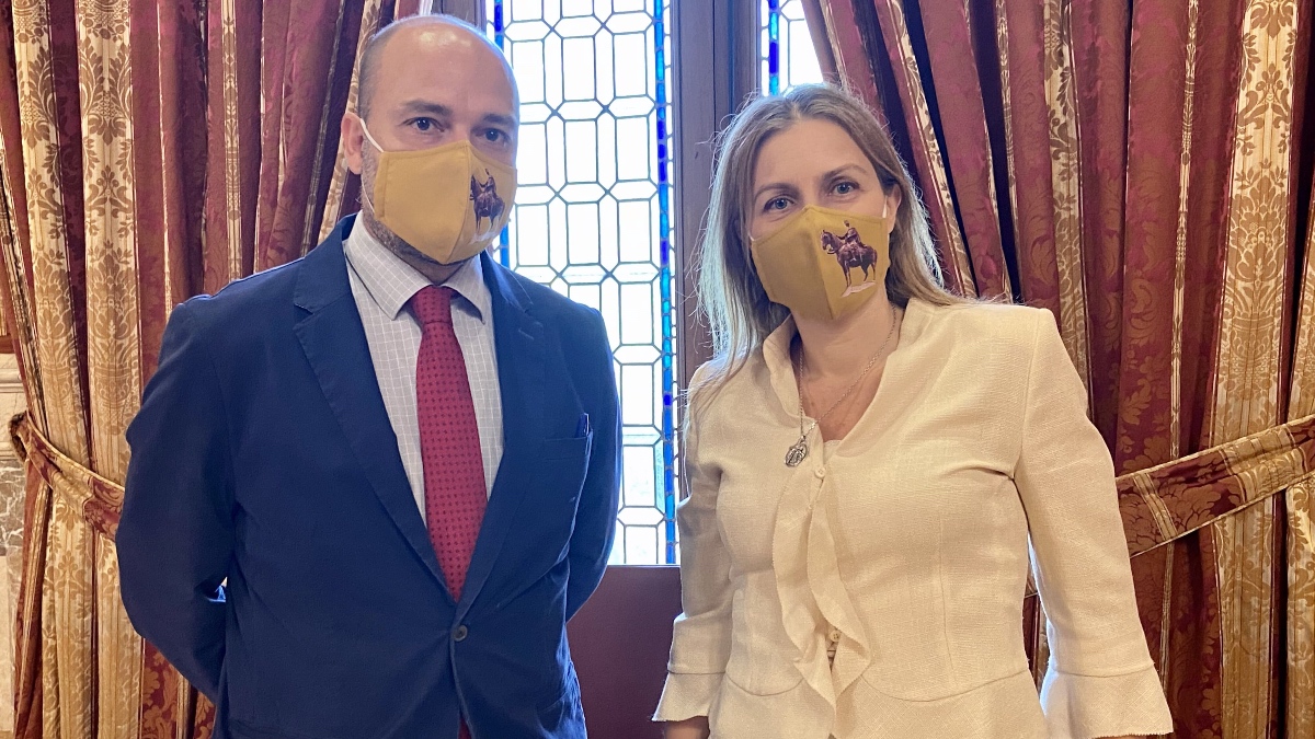 Gonzalo Polavieja y Cristina Peláez en el salón de plenos.