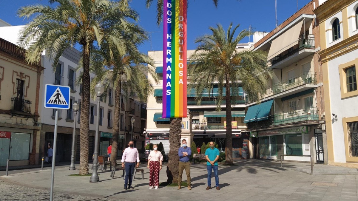 El grupo municipal de Dos Hermanas ante la bandera LGTB.