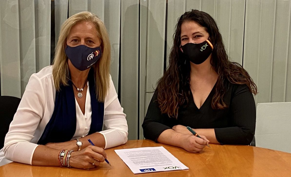 Carmen Cariciolo, portavoz de VOX en Bormujos, durante la firma del acuerdo.