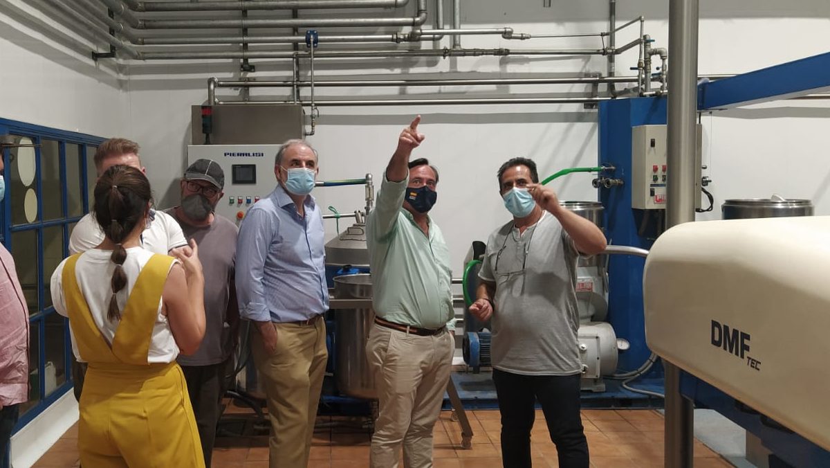 Macario Valpuesta y Rafael García Ortiz en una fábrica de la Sierra Norte.