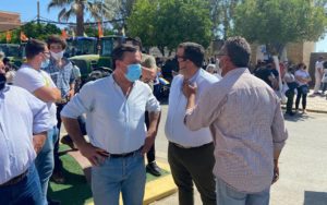 Rafael García Ortiz junto a los arroceros de Isla Mayor.