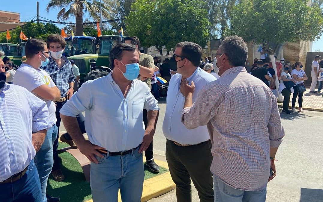 Rafael García Ortiz junto a los arroceros de Isla Mayor.