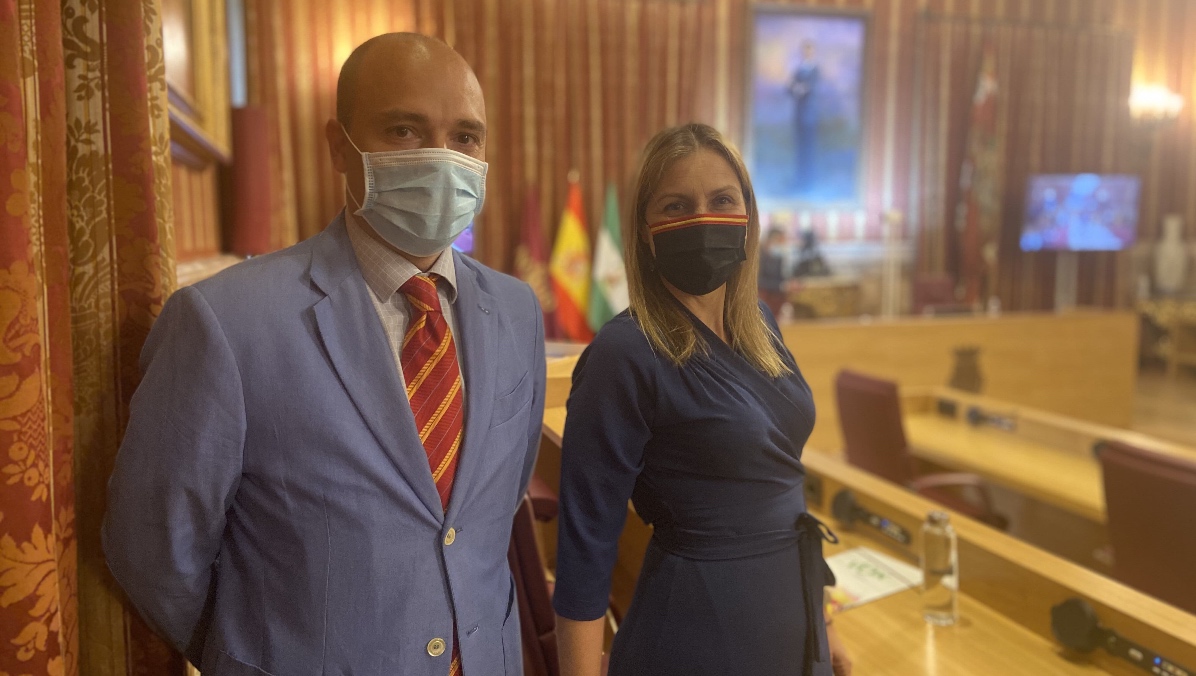 Cristina Peláez y Gonzalo García de Polavieja en el salón de Pleno.
