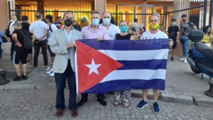Francisco Contreras y Macario Valpuesta, apoyando a los cubanos junto a los concejales de VOX en Dos Hermanas.