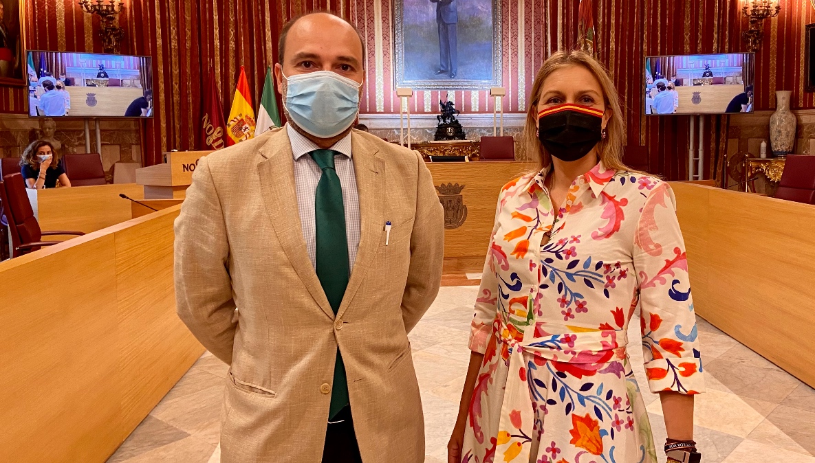 Gonzalo García de Polavieja y Cristina Peláez antes del Pleno.