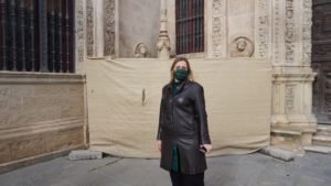Cristina Peláez ante la Cruz del Arquillo del Ayuntamiento.
