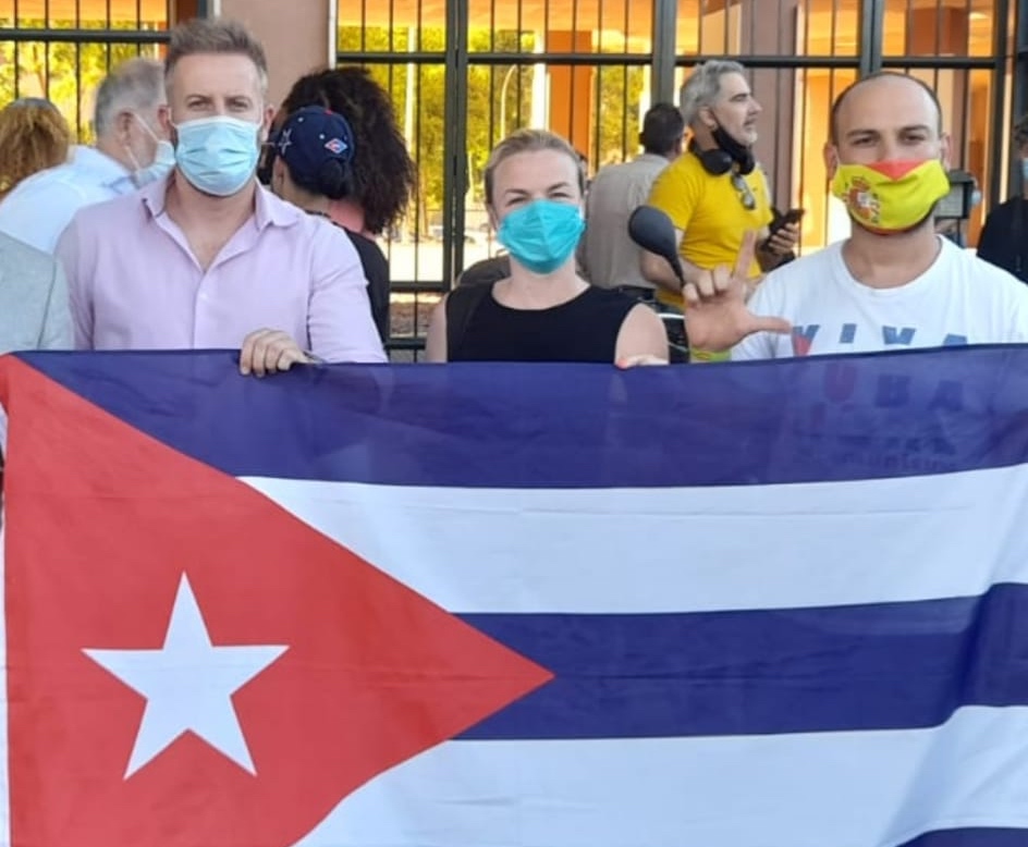 Adrián Trashorras y Teresa Terry, junto al representante del pueblo cubano.