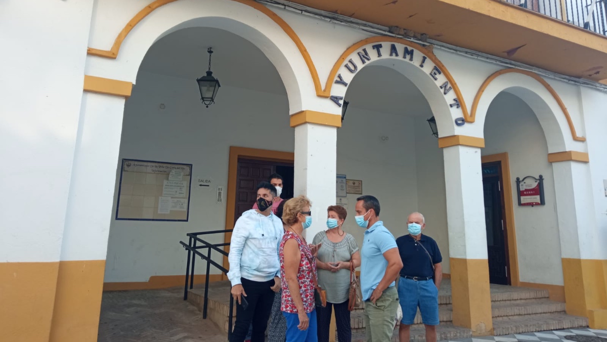 José Márquez, coordinador de VOX en Coria, con los vecinos afectados.