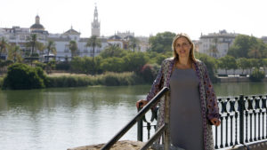 Cristina Peláez posando en el río Guadalquivir.
