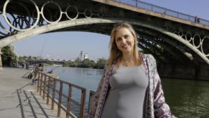 Cristina Peláez en el puente de Triana.