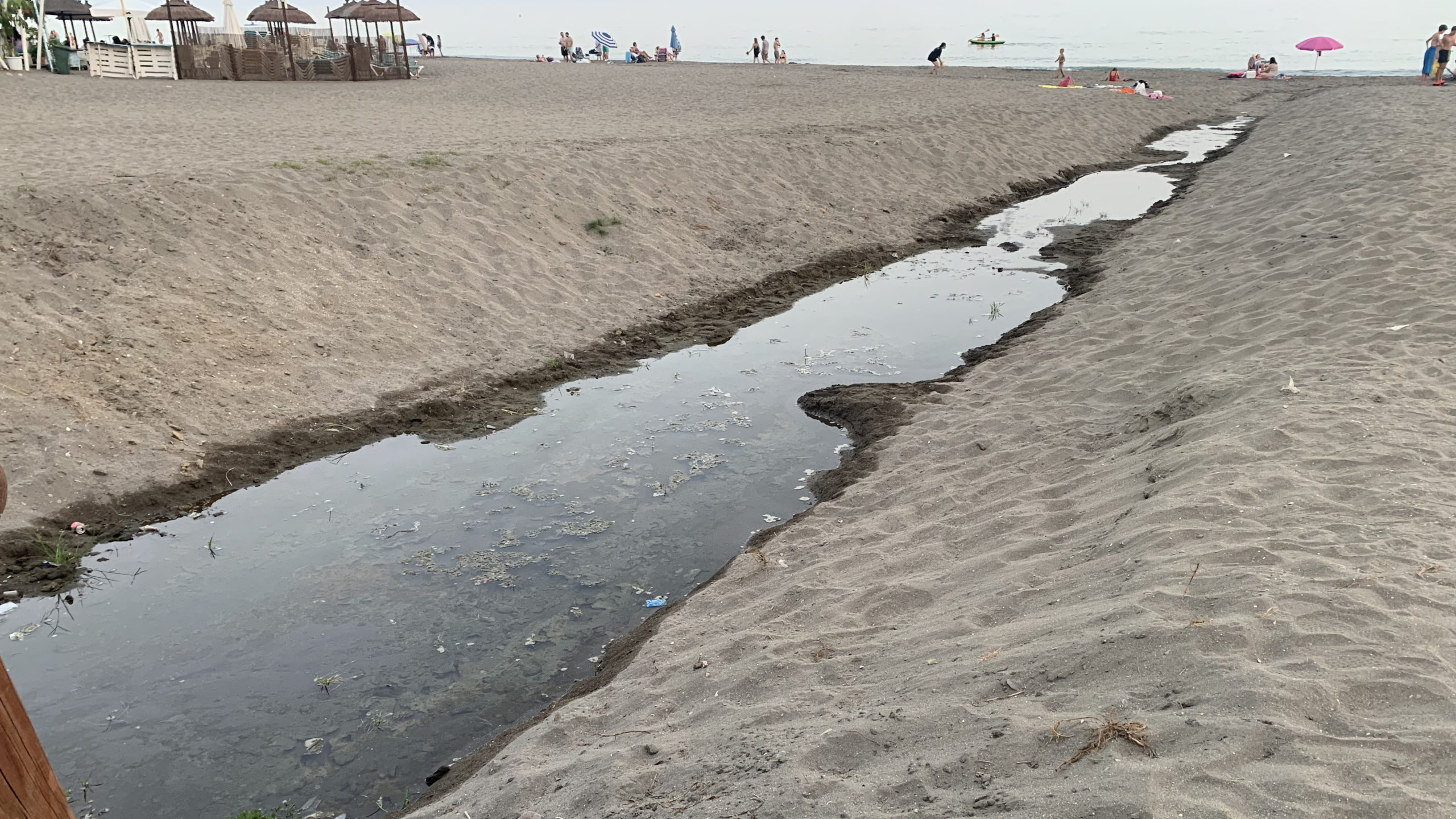 Imagen de un arroyo en la playa de Rincón de la Victoria