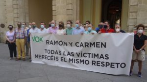 Reyes Romero, Macario Valpuesta, Javier Cortés y más representantes de VOX con la pancarta.