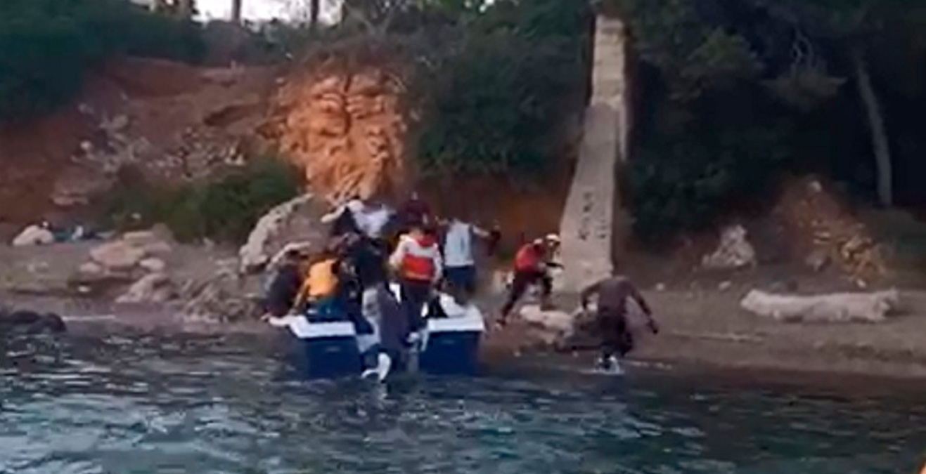 Última patera llegada a la costa de Calviá, en este caso el domingo en Punta Negra, ante la atónita mirada de los bañistas