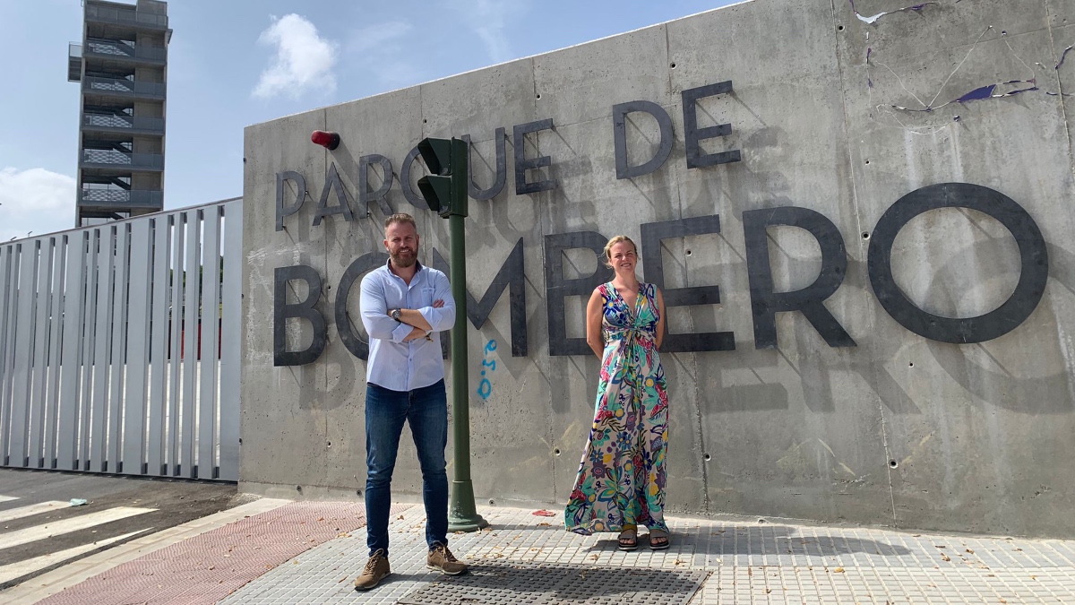 Adrián Trashorras y Teresa de Terry junto a las instalaciones.