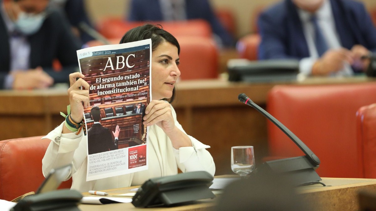 Macarena Olona muestra la portada de ABC al ministro Bolaños