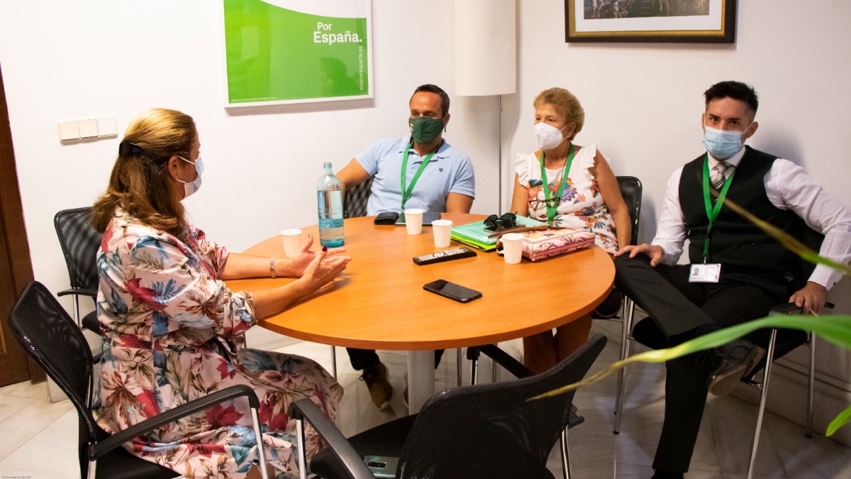 María Jose Piñero durante la reunión con la plataforma de afectados en Coria Del Río.