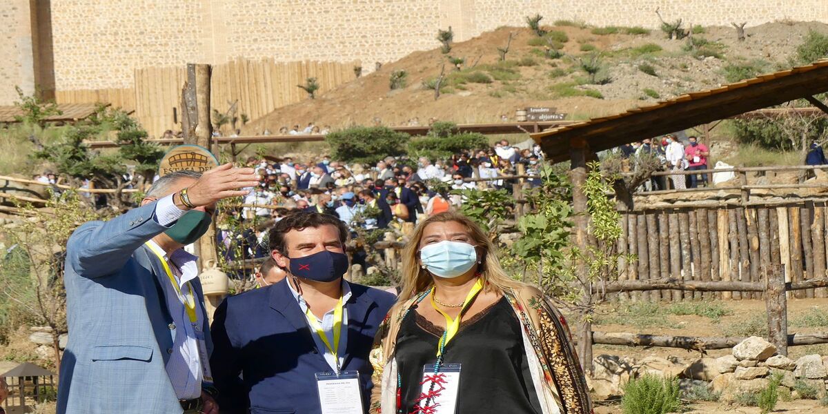 La portavoz de VOX en el Ayuntamiento de Toledo, María de los Ángeles, asistió al acto acompañada del secretario general, Javier Ortega-Smith y el diputado nacional, Ricardo Chamorro.