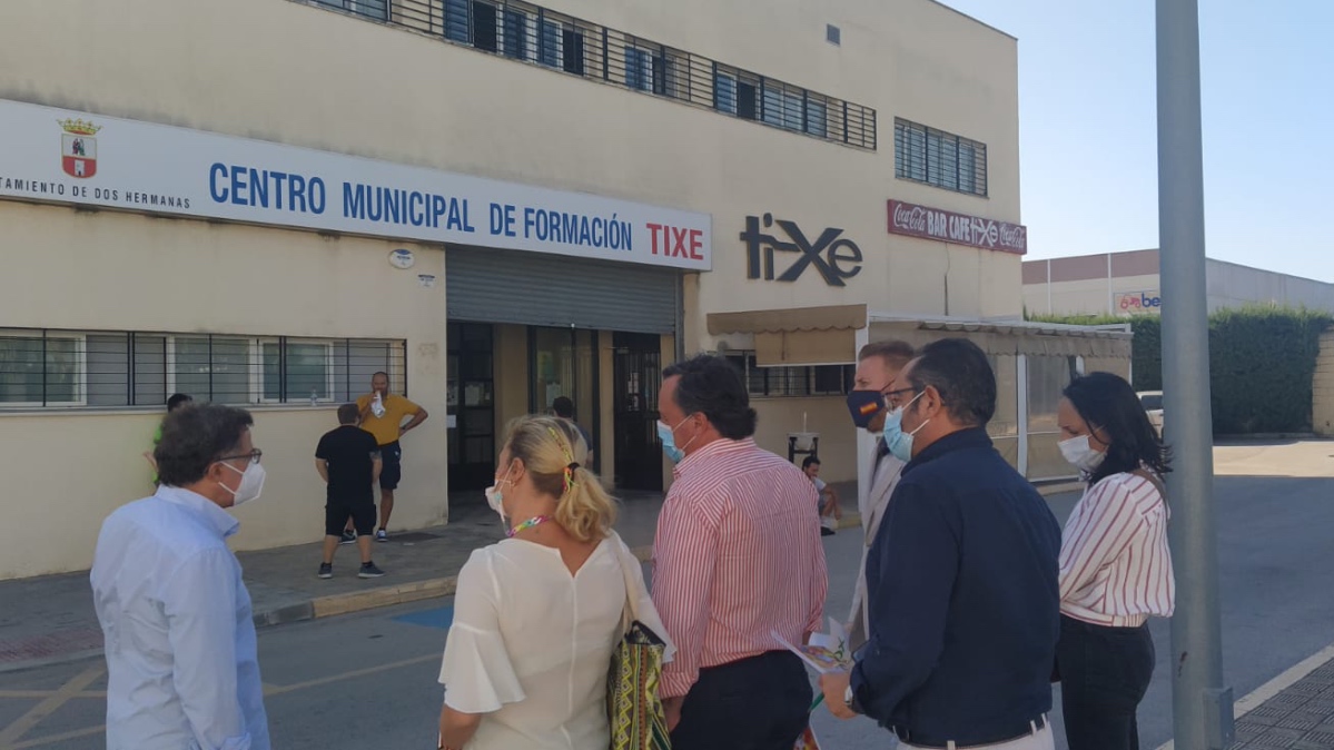 Adrián Trashorras y Teresa Terry, junto a Rafael García, visitando las instalaciones.