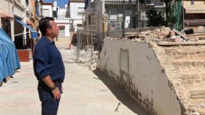 Juan Carlos Sánchez observa las obras.