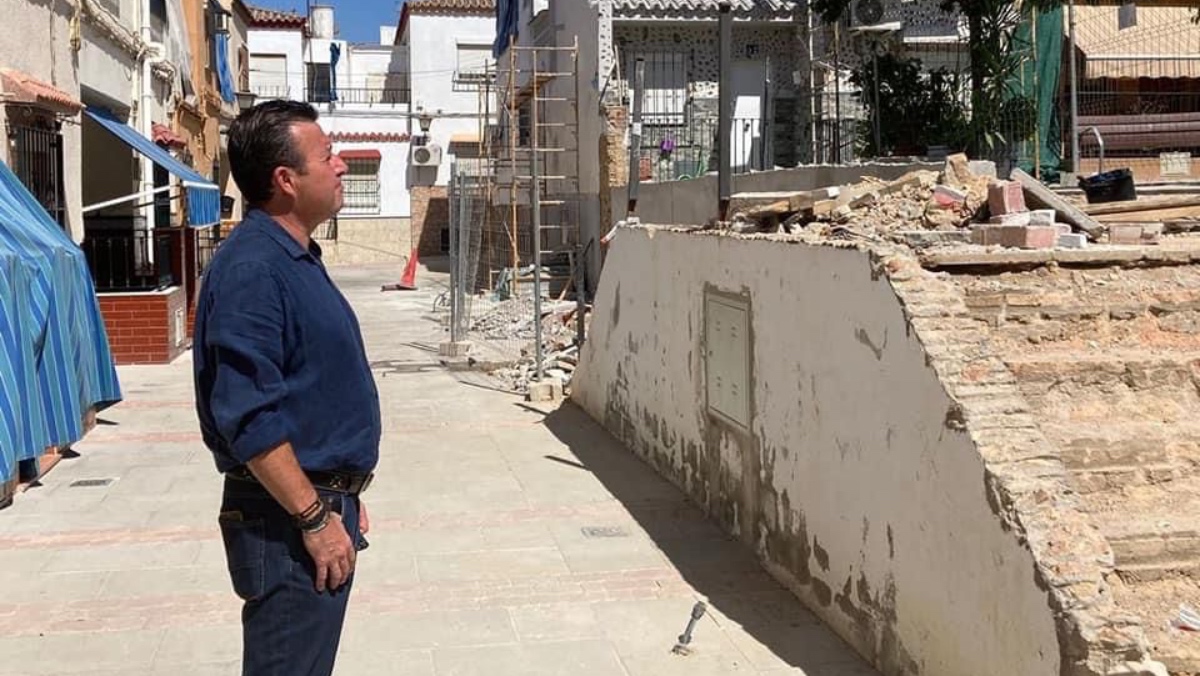 Juan Carlos Sánchez observa las obras.