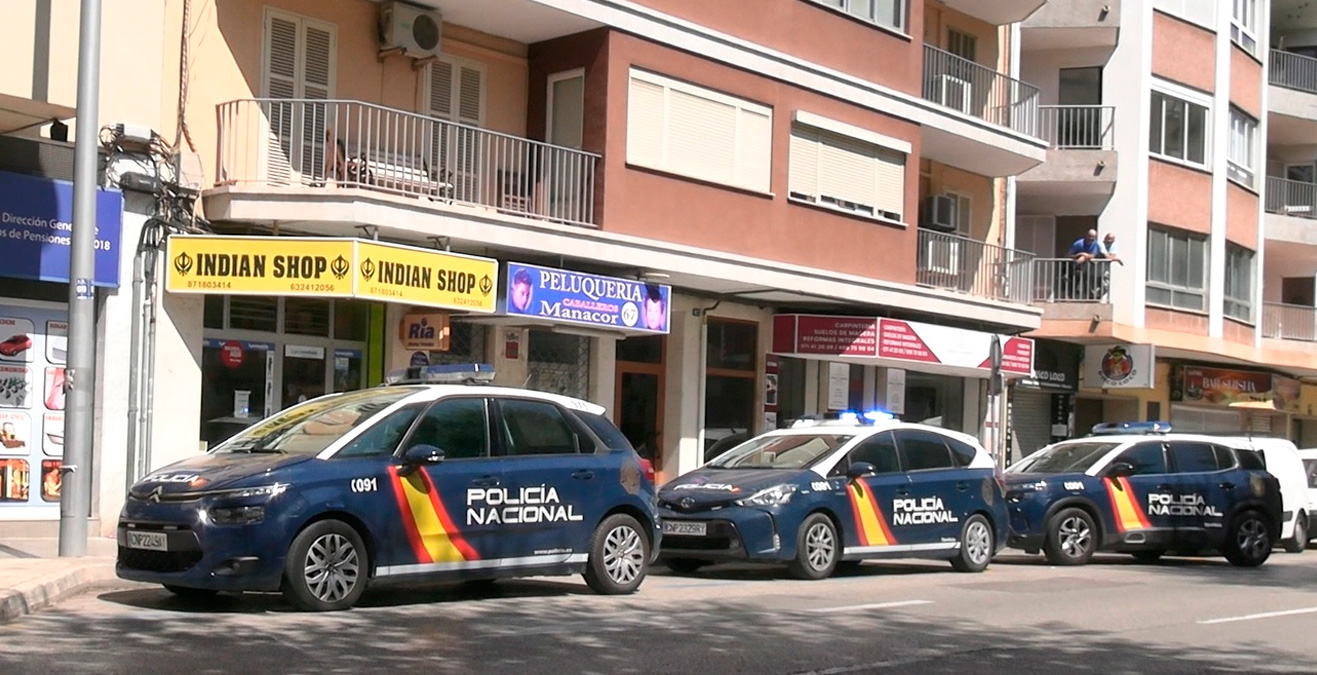 Menores de varias nacionalidades han okupado el edificio, se producen altercados y se denuncia que menores fugadas del IMAS (Instituto Mallorquín de Asuntos Sociales) son prostituidas en uno de los pisos.