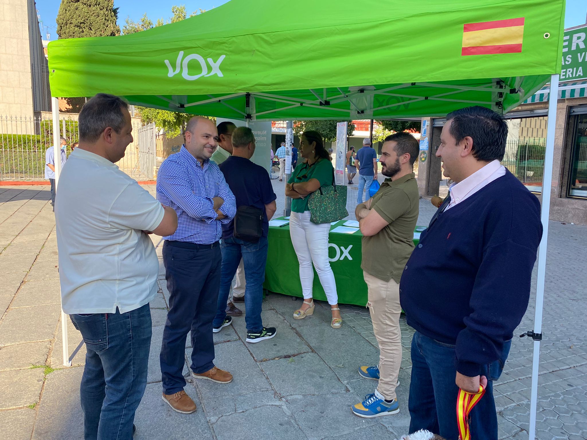 Los concejales de VOX en las carpas informativas
