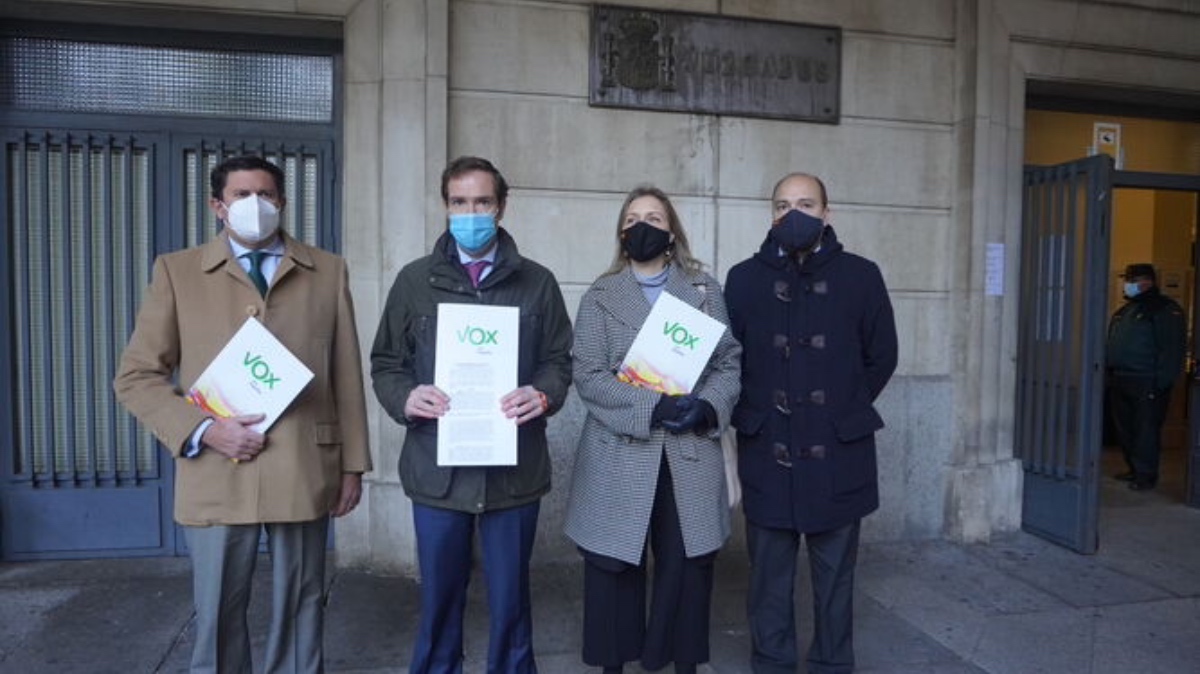 VOX Sevilla presentando la denuncia contra Cabrera.