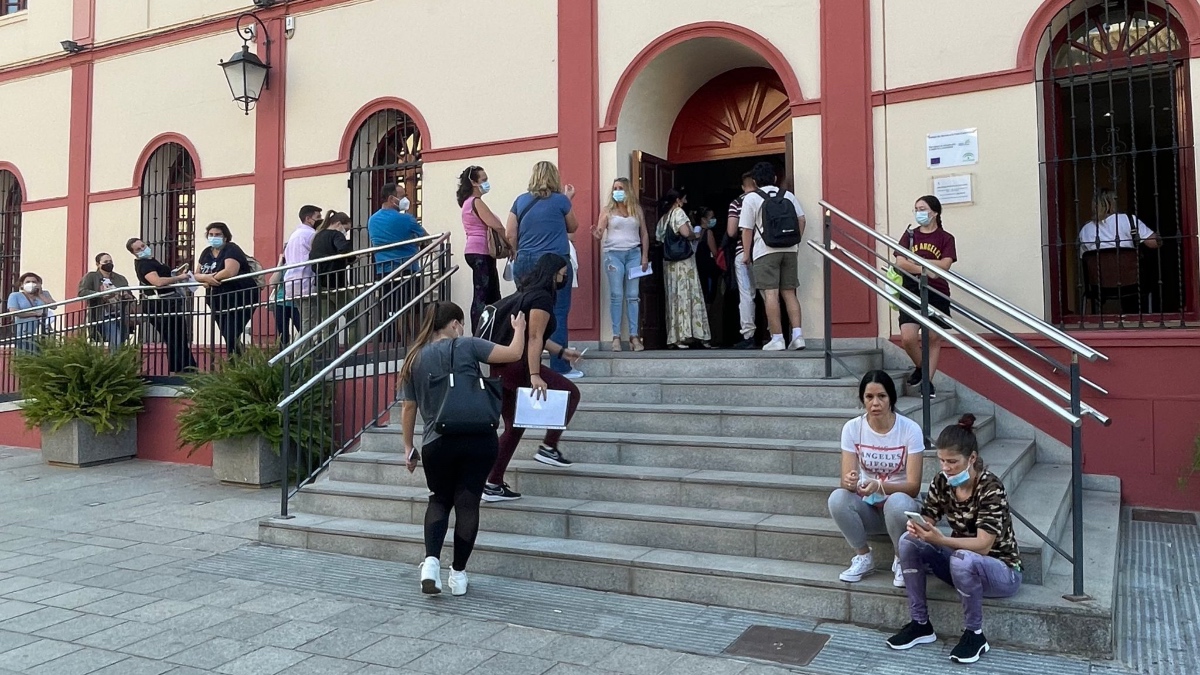 Una imagen de las colas en la OAC de Alcalá.
