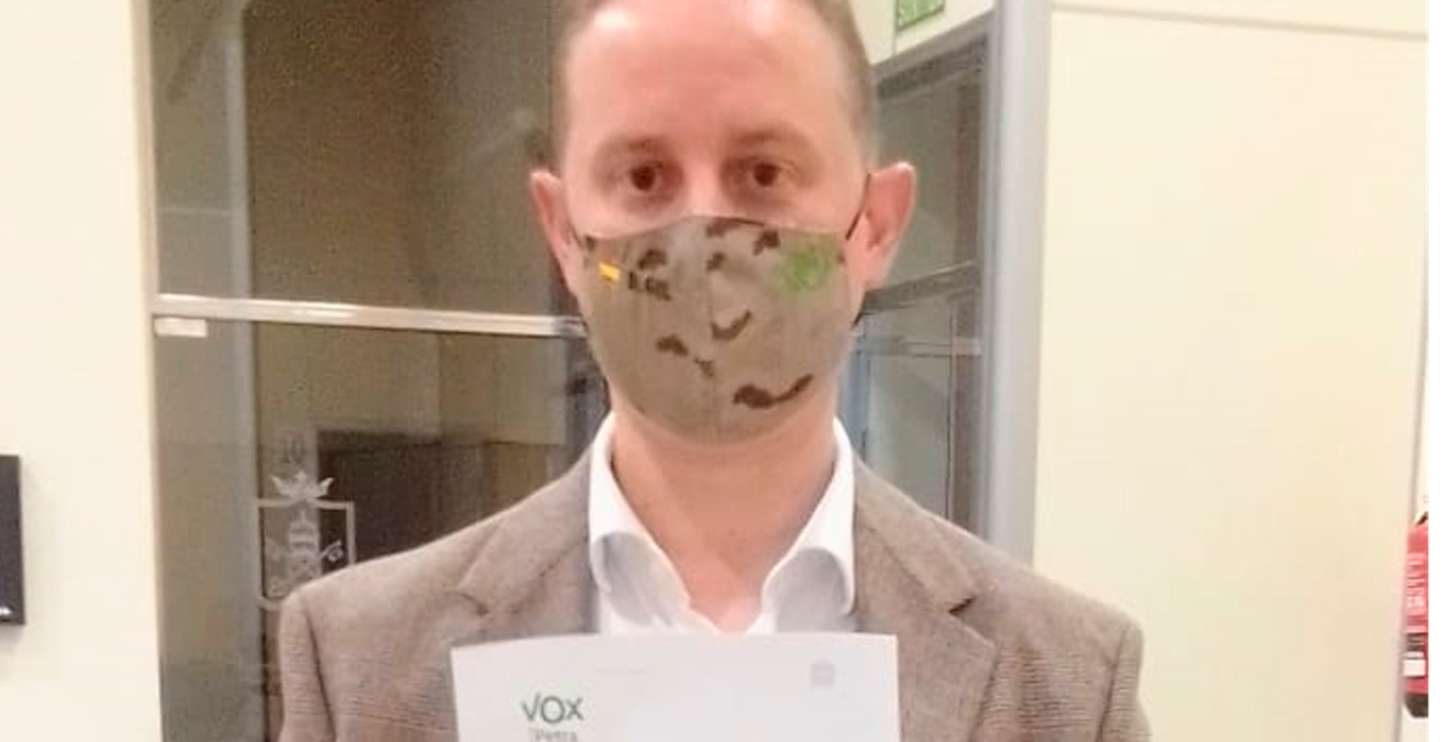 Desde VOX se entiende como absolutamente ilógico que nuestro municipio haya recuperado la presencialidad en el servicio de los funcionarios, en los centros educativos, o en el teatro.