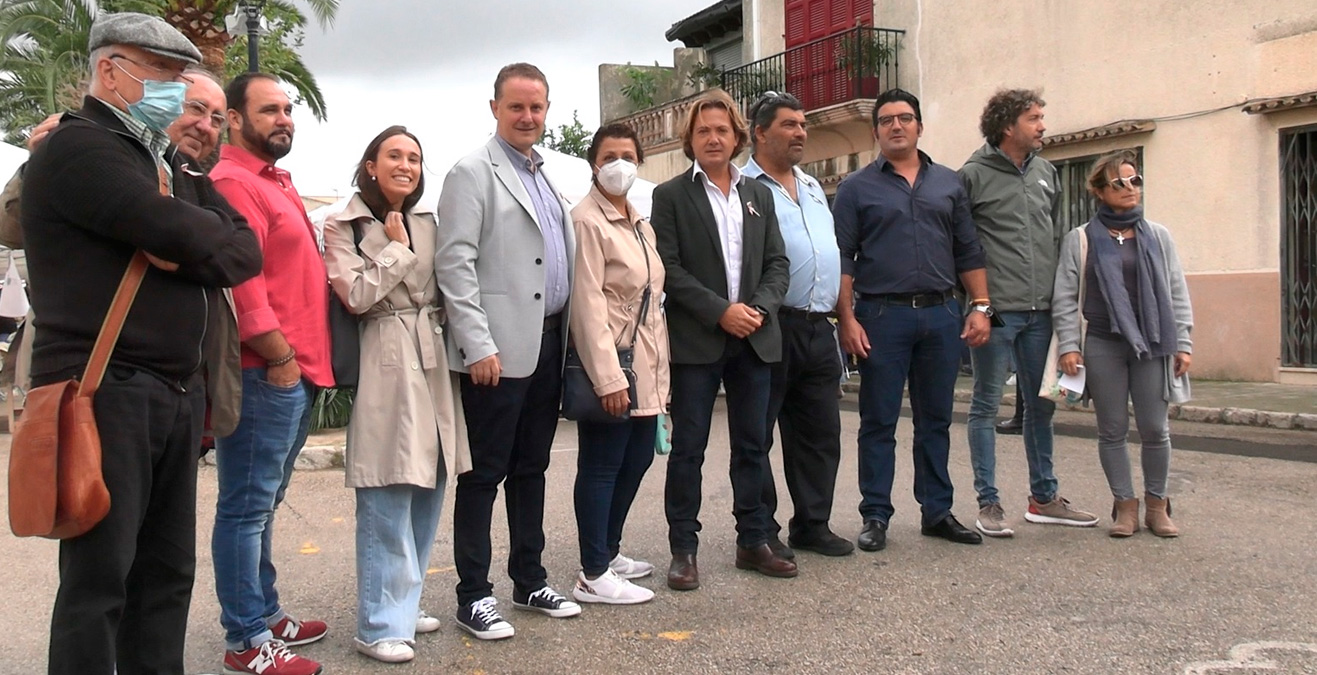 Jorge Campos con otros miembros del partido han apoyado el trabajo en Petra del coordinador local David Gil