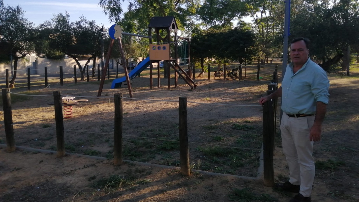 Rafael García Ortiz en un parque de Espartinas.