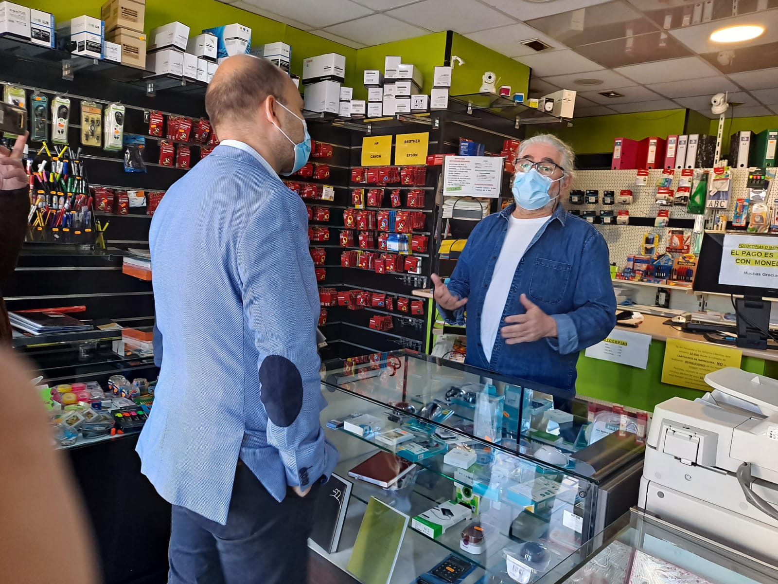 VOX continúa sus visitas a comerciantes y vecinos de los barrios de Sevilla