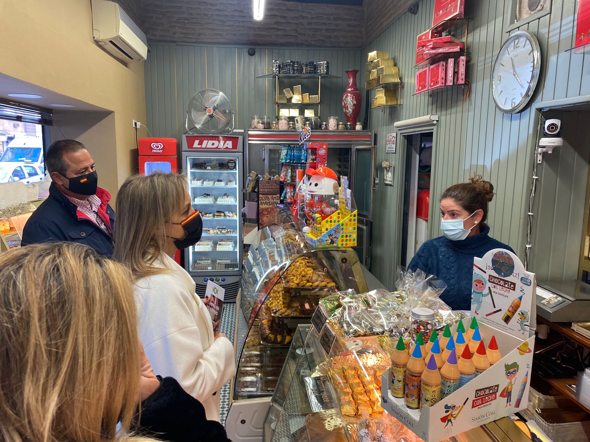 VOX visita los comercios de Triana y constata el drama de la subida de la tarifa eléctrica.
