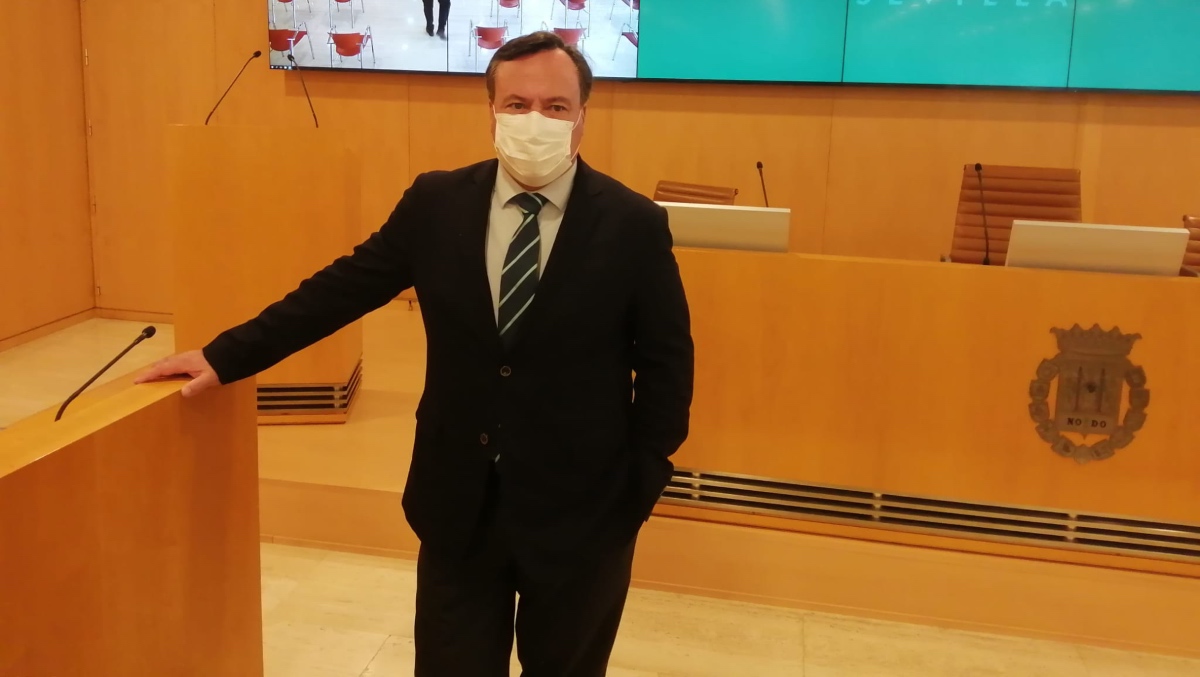 Rafael García Ortiz en el salón de plenos de la Diputación.