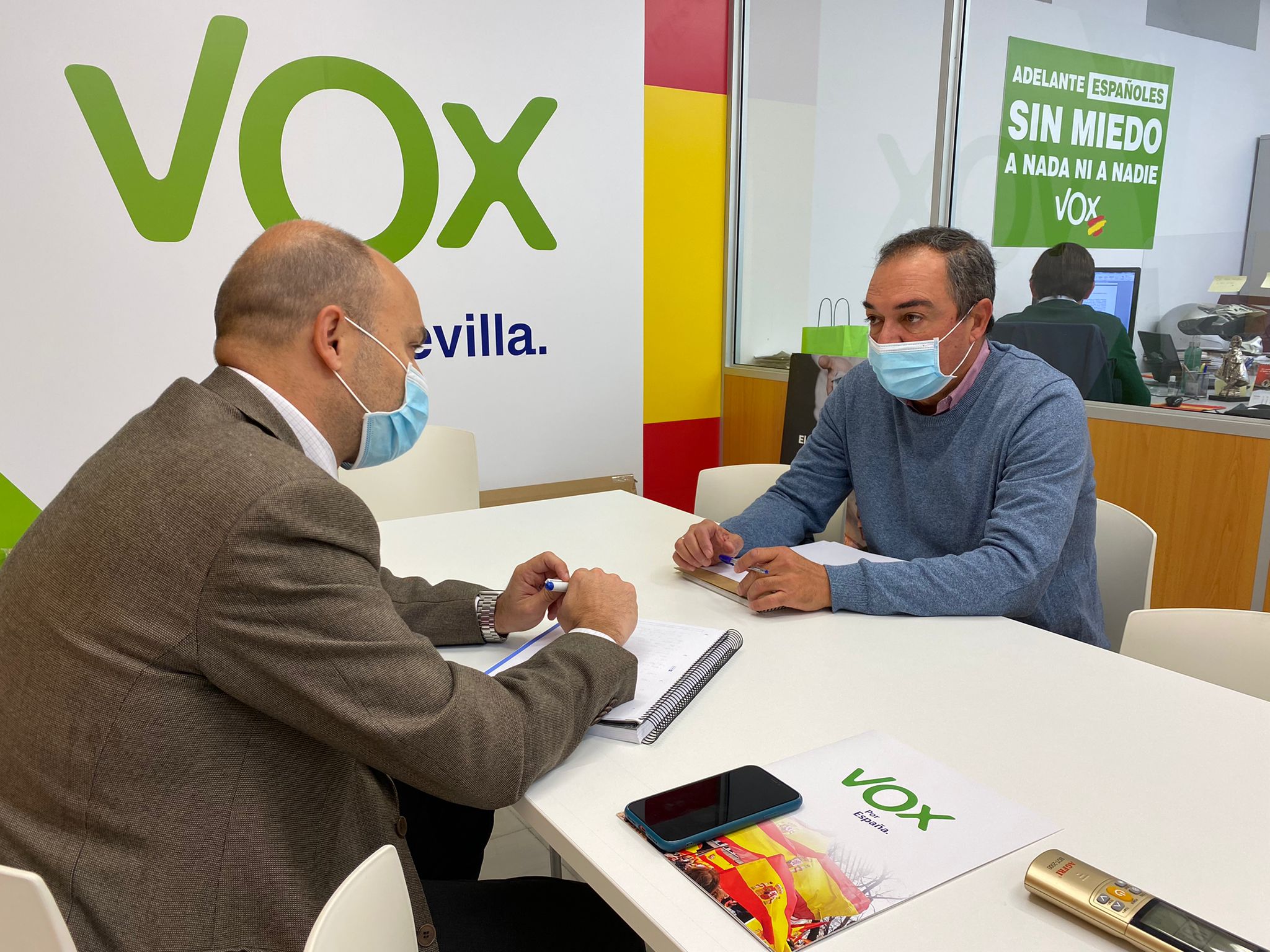 VOX asume la reivindicación del SEM con limpiadores colegios