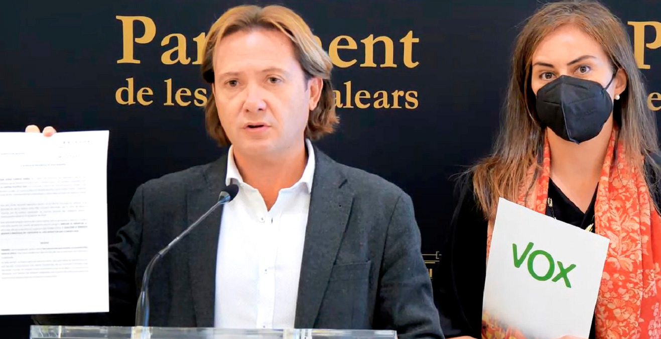Nadie defiende a estas menores. Al revés, la Sra. Armengol insulta a VOX porque dice que hacemos política.