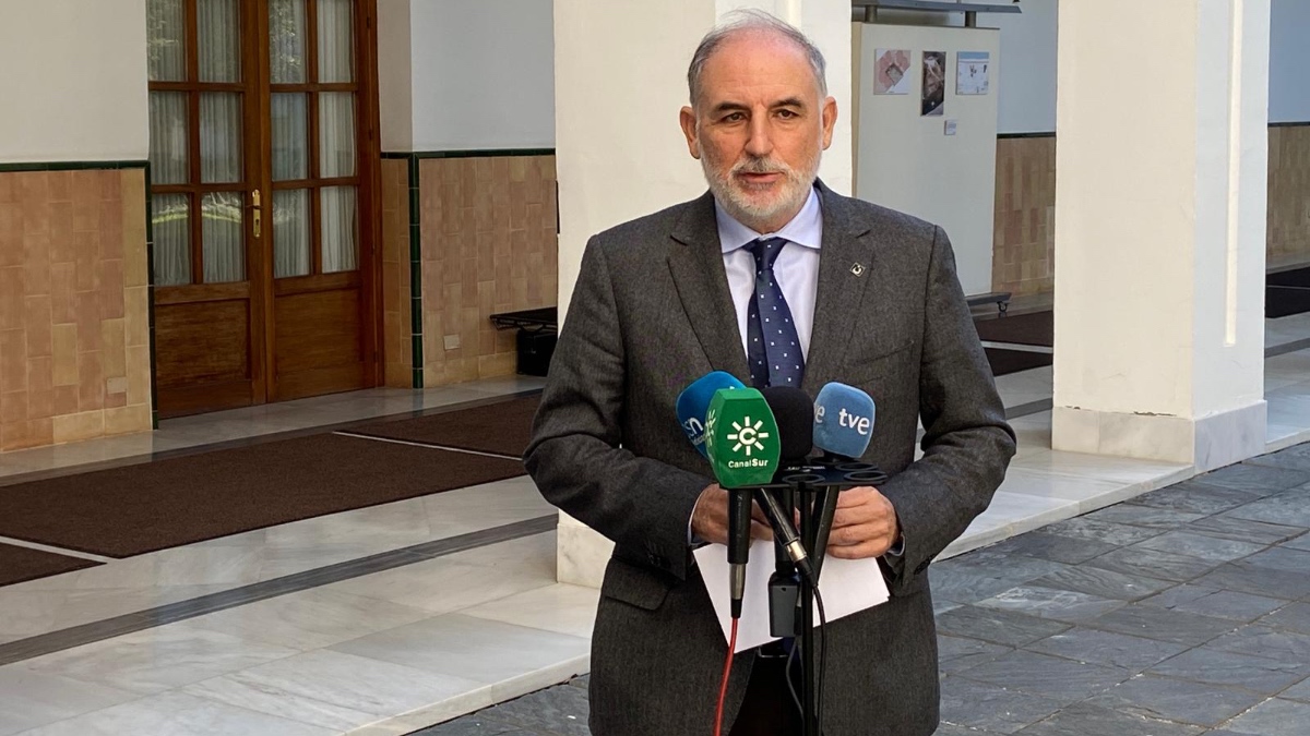 Macario Valpuesta atendiendo a los medios.