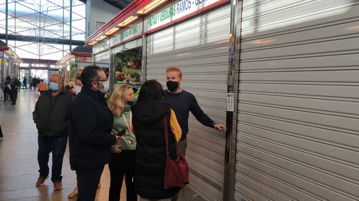 Adrián Trashorras y Teresa Terry en la visita al mercado de abastos.