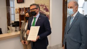 Manuel Gavira presentando la enmienda a la totalidad.