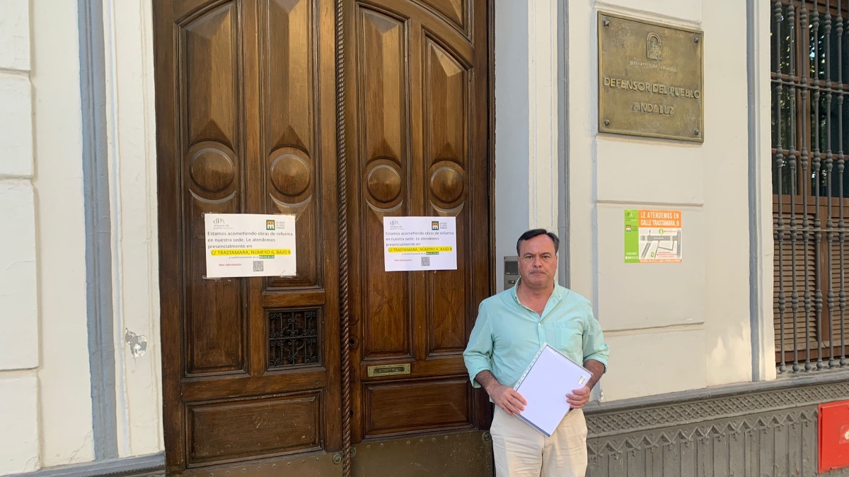 Rafael García Ortiz a las puertas del Defensor del Menor.
