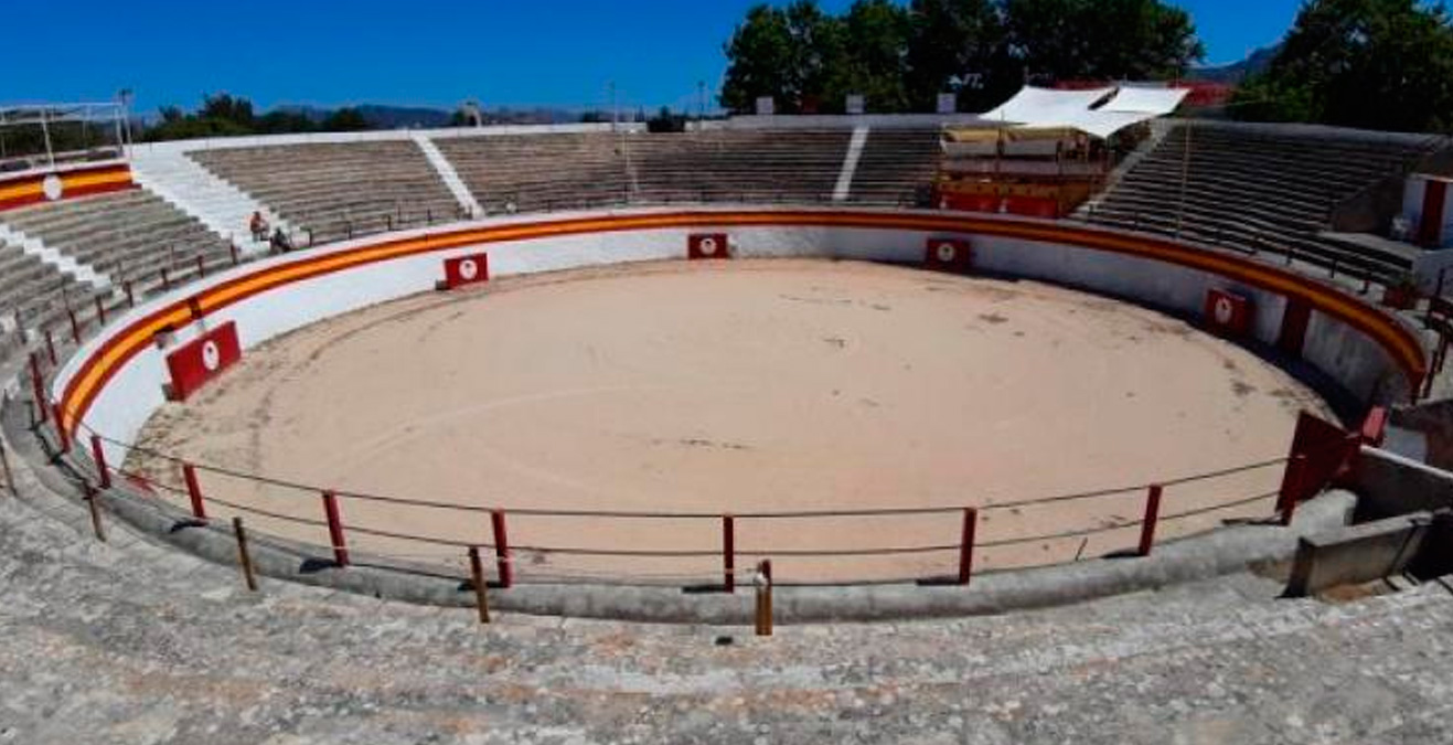 Lo que no tiene cabida es la degradación a la que está inmersa actualmente la plaza de toros. La han convertido en un almacén con salida de coches y furgonetas a diario, lo que comporta un grave deterioro de uno de los recintos más antiguos de Mallorca