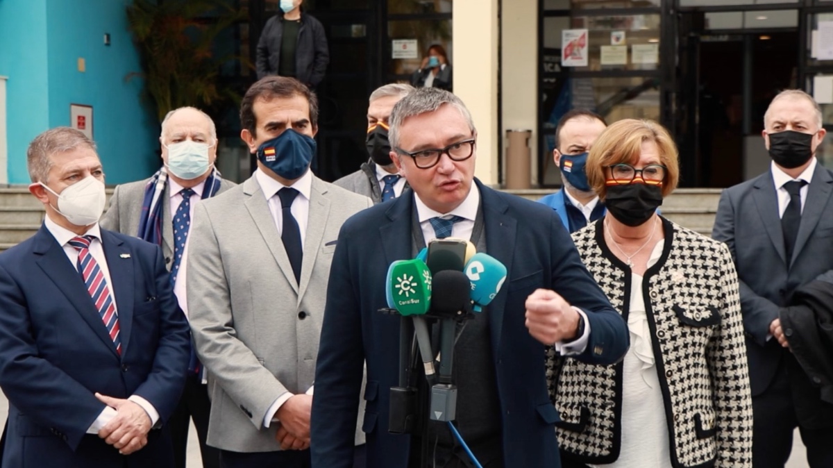 Manuel Gavira atendiendo a los medios en el Ayuntamiento de Torremolinos.