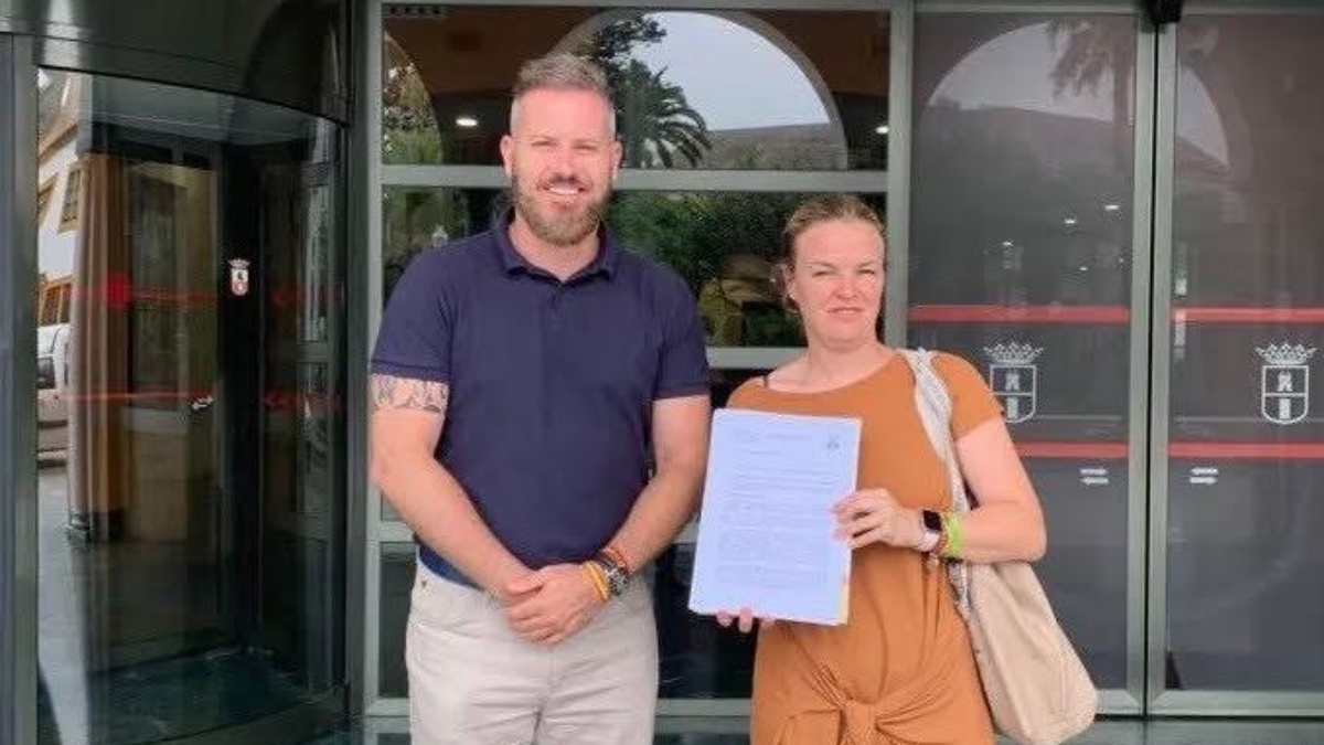 Adrián Trashorras y Teresa Terry en la puerta del Ayuntamiento.