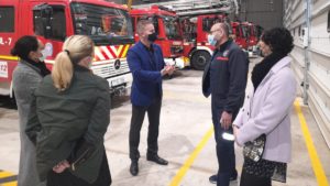 Adrián Trashorras junto al cuerpo de bomberos.