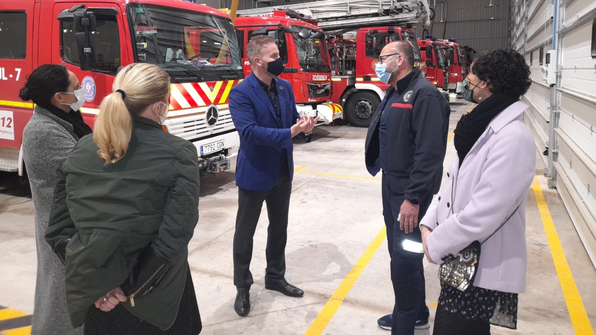 Adrián Trashorras junto al cuerpo de bomberos.
